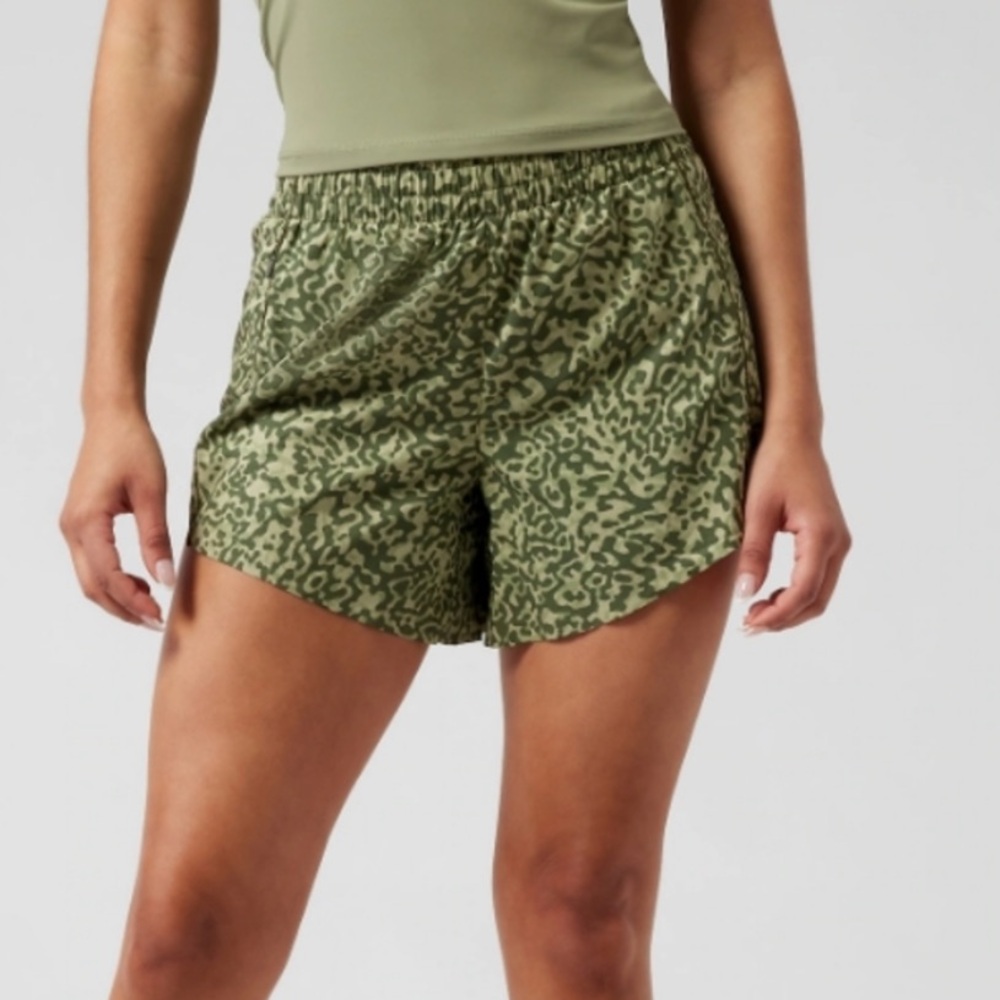 Athleta Printed Hustle 3” Short Lined Clouded Leopard Olive Green Size XXS Women